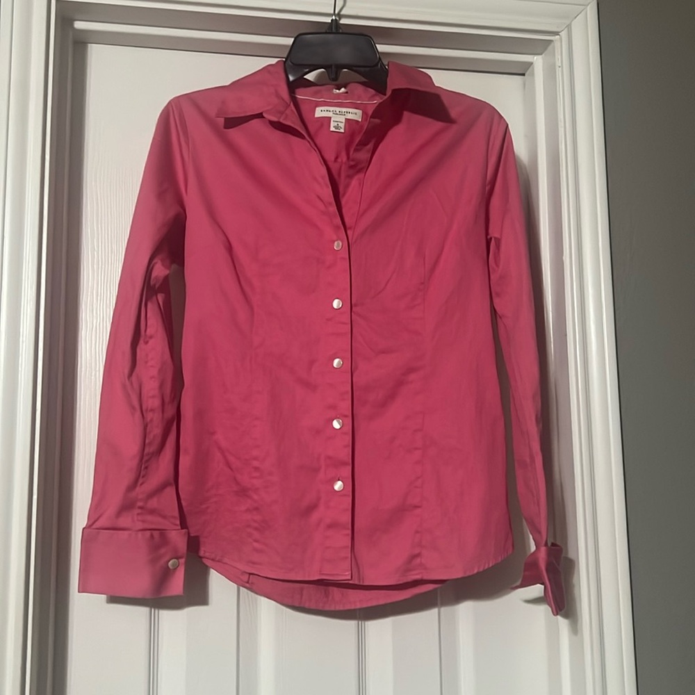 Sz S pinkTailored (stretch) Banana Republic button down shirt with pearl buttons